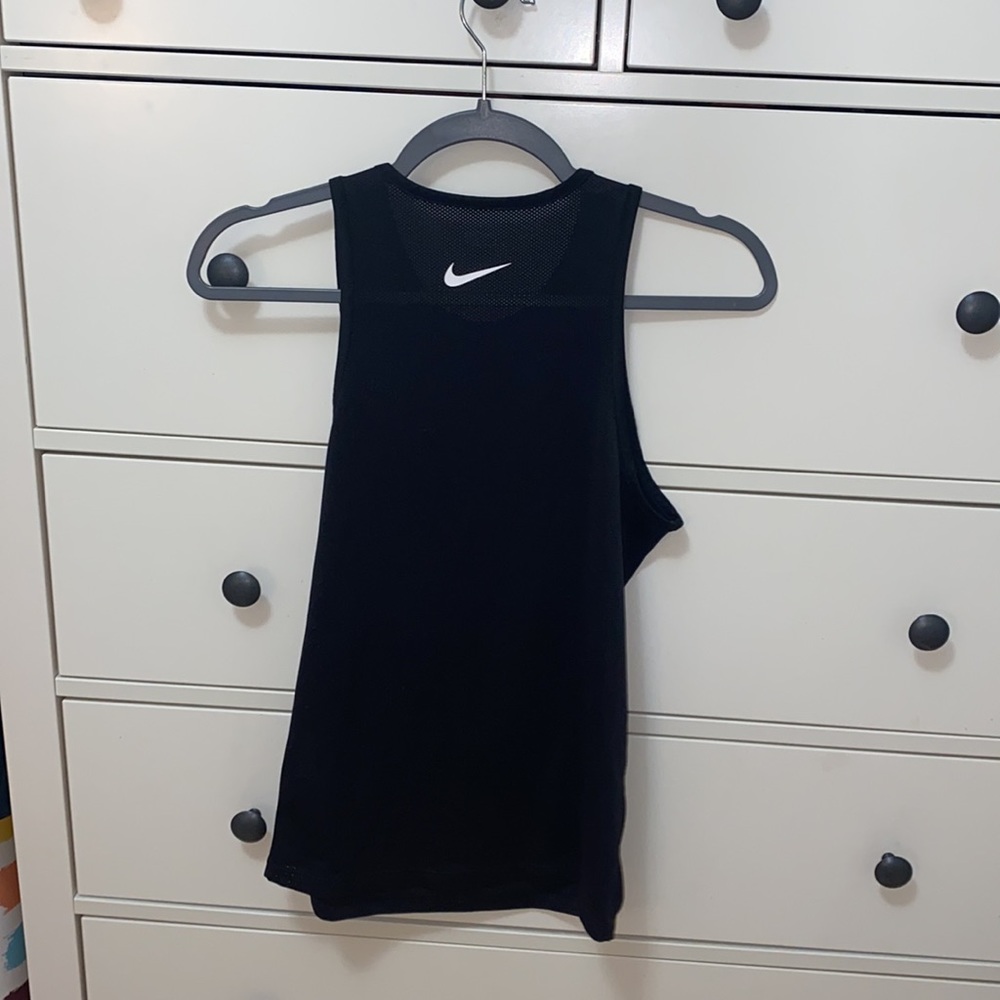 Nike Bundle: 3 Tanks, 2 Shorts - image 4